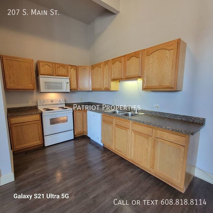 207 S Main St in Jefferson, WI - Building Photo