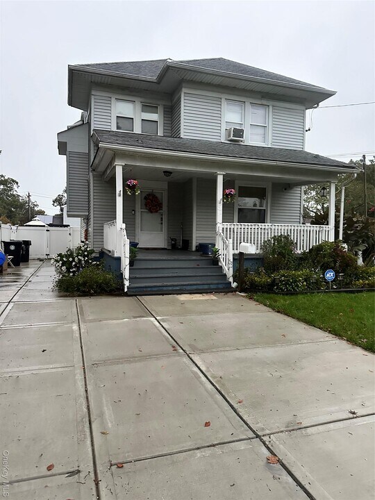 37 Redmond Ave in Bay Shore, NY - Building Photo