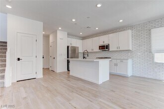 11652 Desert Hollow Avenue in Las Vegas, NV - Building Photo - Building Photo