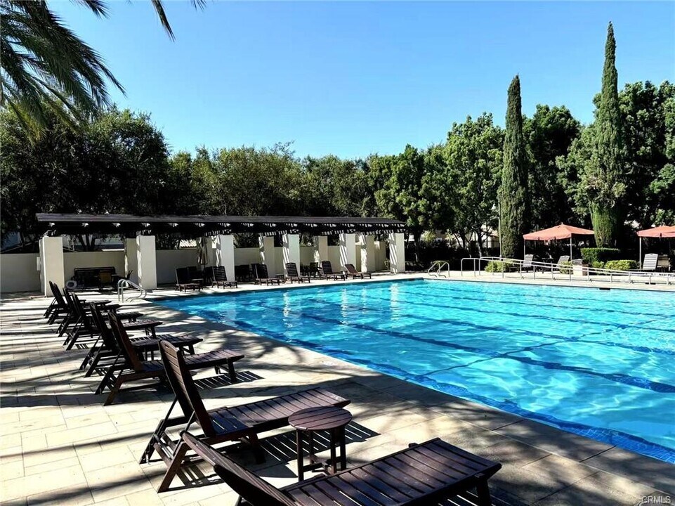 60 Bombay in Irvine, CA - Building Photo
