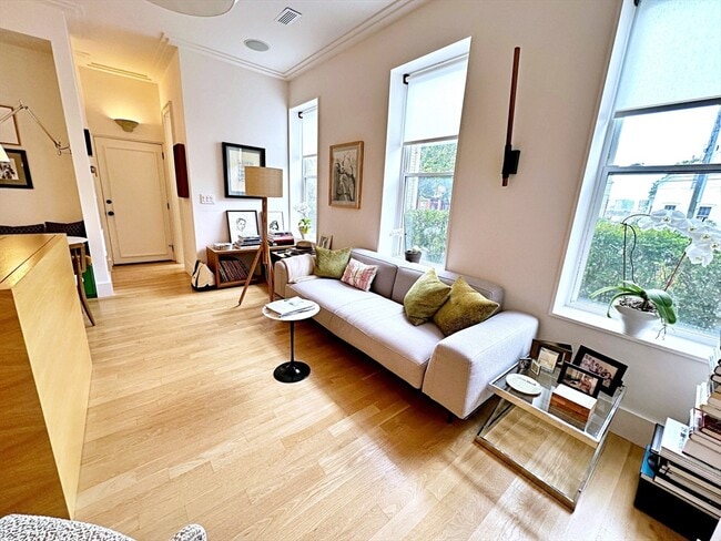 206 Webster St in Boston, MA - Building Photo - Building Photo