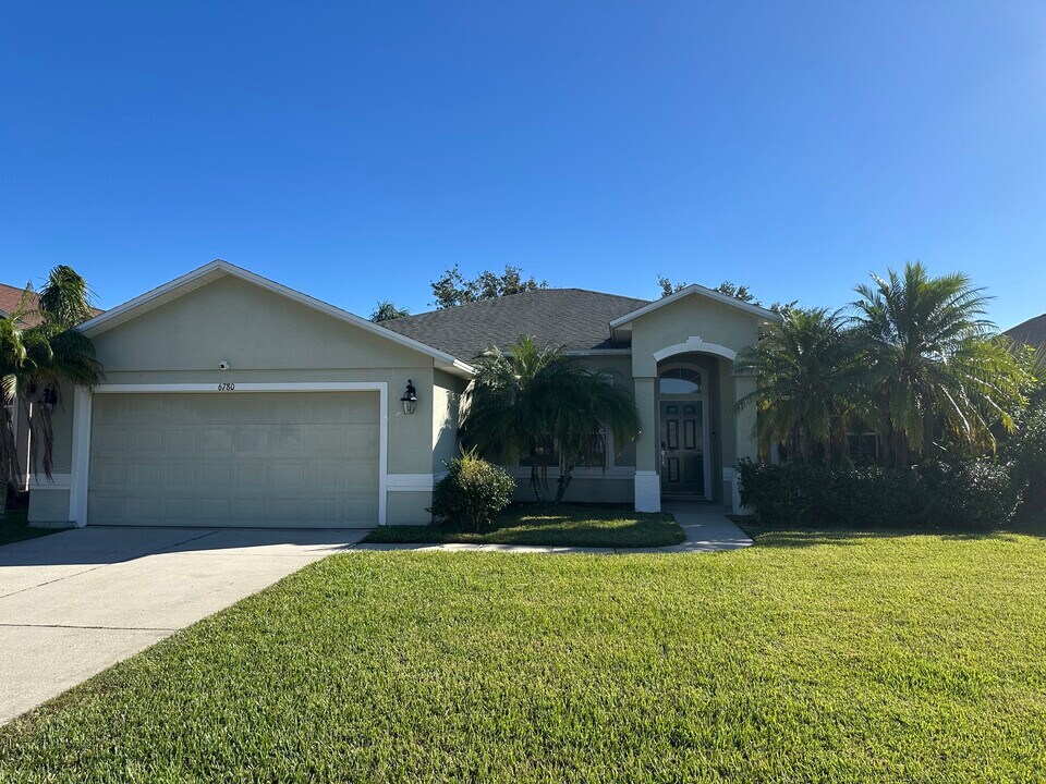 6780 Calistoga Cir in Port Orange, FL - Foto de edificio