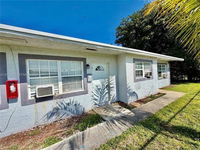 1041 NW 7th Ct in Hallandale Beach, FL - Building Photo - Building Photo