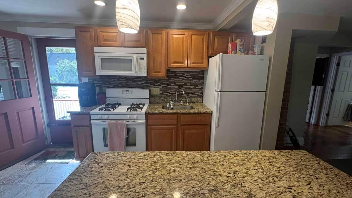 11 W Green St, Unit 1 in Easthampton, MA - Building Photo