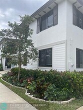 1080 SE 3rd St in Pompano Beach, FL - Foto de edificio - Building Photo