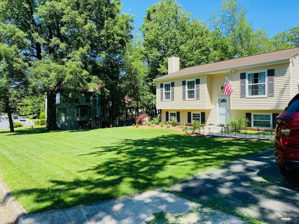2801 Reign St in Herndon, VA - Building Photo