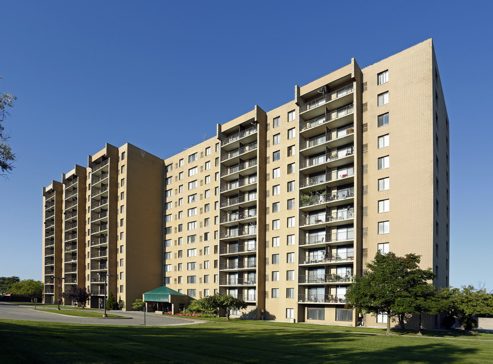 Highland Towers - Senior Living 55+ in Southfield, MI - Foto de edificio