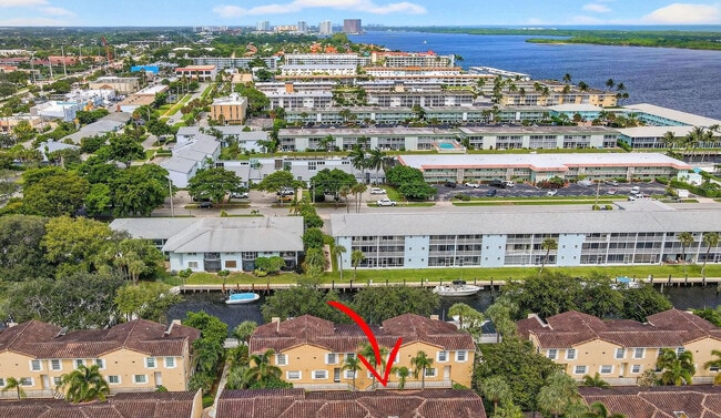 1120 Lake Shore Dr in Lake Park, FL - Building Photo - Building Photo