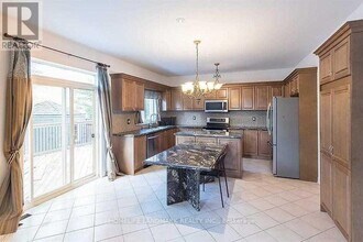 221 Tonner Crescent in Aurora, ON - Building Photo - Building Photo