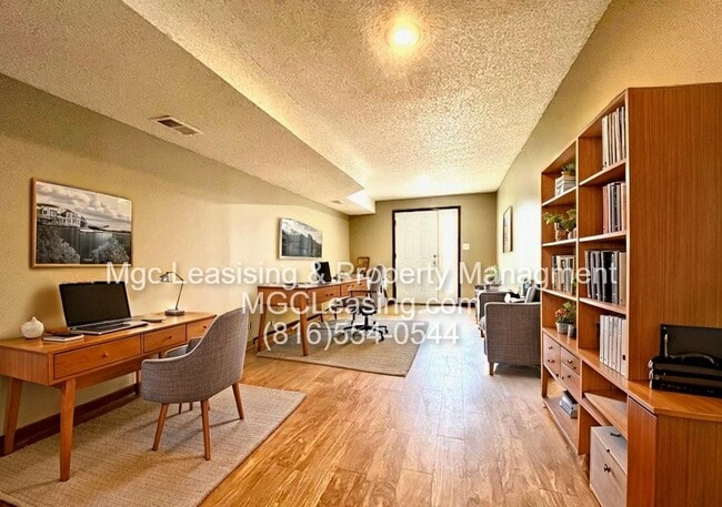 215 NW Monroe St in Lee's Summit, MO - Building Photo - Building Photo