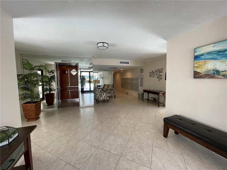 3051 S Palm Aire Dr, Unit 305 in Pompano Beach, FL - Foto de edificio