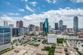 2430 Victory Park Ln in Dallas, TX - Building Photo - Building Photo