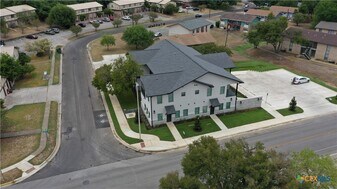 311 Craddock Ave in San Marcos, TX - Building Photo