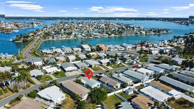 11400 2nd St E in Treasure Island, FL - Foto de edificio - Building Photo