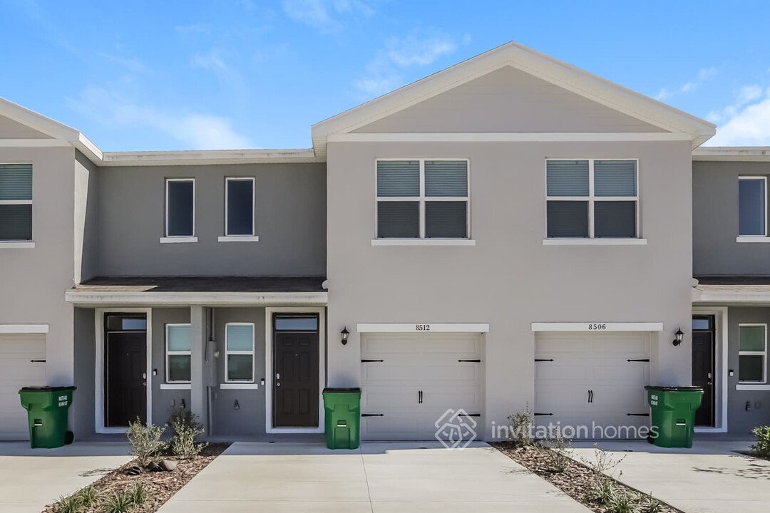 8512 Lofty Timber Wy in Wesley Chapel, FL - Foto de edificio