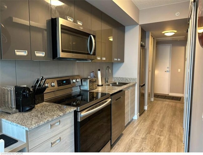 250 Albert St in Waterloo, ON - Building Photo - Building Photo