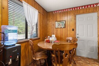 215 Redbud Ln, Unit B in New Braunfels, TX - Foto de edificio - Building Photo