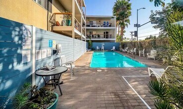 330 S Barrington Ave, Unit 309 in Los Angeles, CA - Foto de edificio - Building Photo