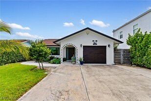 714 103rd Ave N in Naples, FL - Building Photo