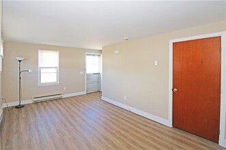 16 Race St-Unit -2 in Middletown, RI - Foto de edificio - Building Photo