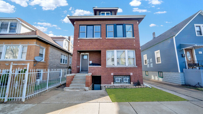 2535 N Linder Ave, Unit 2F