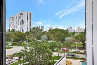 3375 N Country Club Dr in Miami, FL - Building Photo - Building Photo