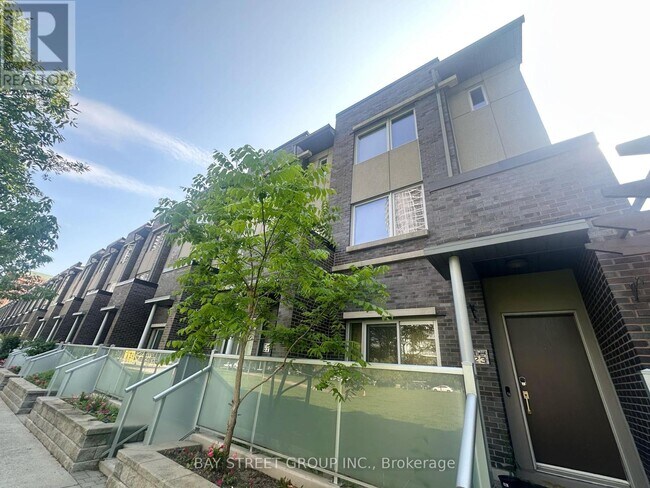 290 Village Green Square in Toronto, ON - Building Photo - Building Photo