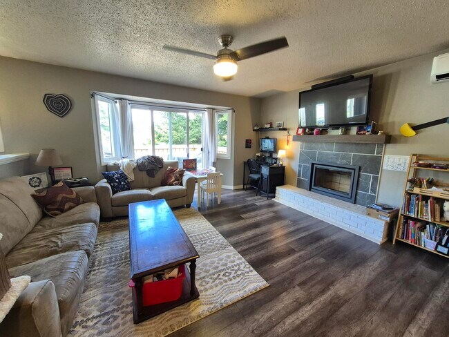 617 Hoylake Ave in Victoria, BC - Building Photo - Building Photo