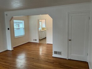 5722-5724-5724 NE Halsey St in Portland, OR - Building Photo - Building Photo