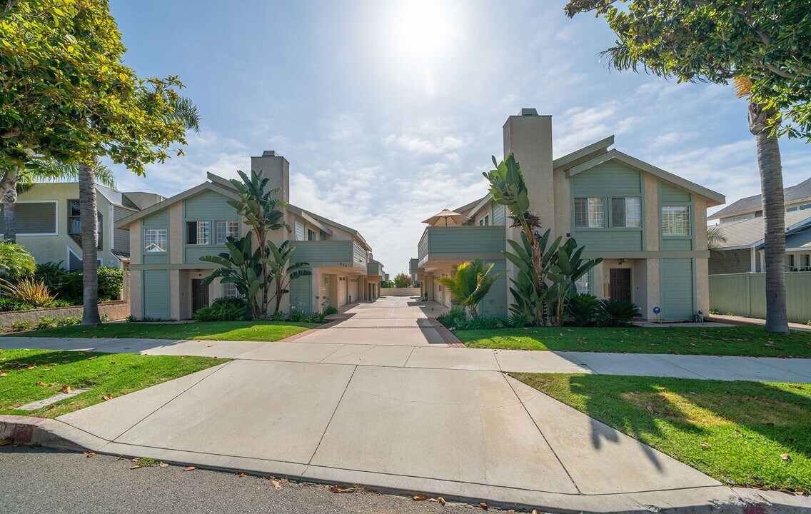 211 S Helberta Ave in Redondo Beach, CA - Building Photo