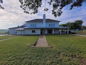 1102 Beech St in Taylor, TX - Building Photo - Building Photo