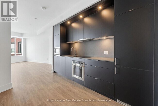 259 The Kingsway in Toronto, ON - Building Photo - Building Photo