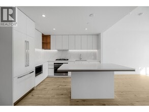 720 Farrow St in Coquitlam, BC - Building Photo - Building Photo