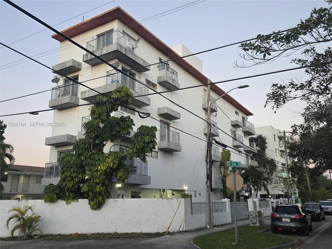 2389 NW 26th St in Miami, FL - Building Photo - Building Photo