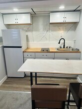 15742 Woodmont St in Romulus, MI - Foto de edificio - Building Photo