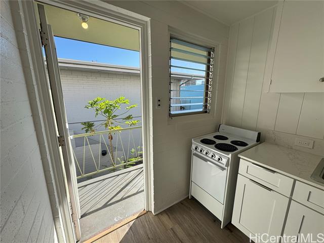 1116 Isenberg St in Honolulu, HI - Building Photo
