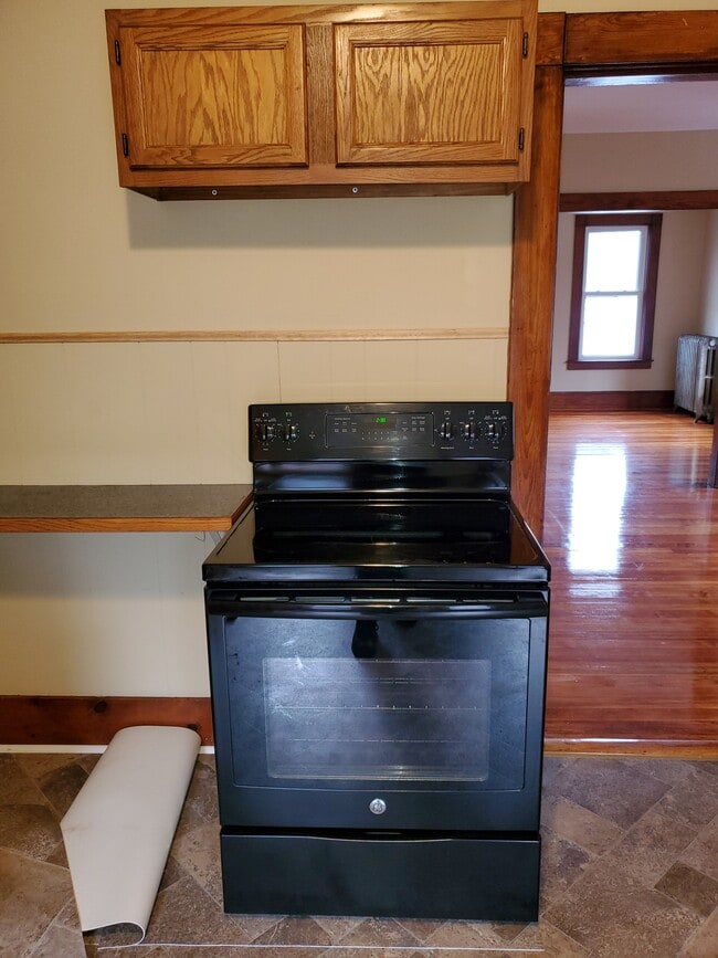 14 Bardwell St, Unit 2 in South Hadley, MA - Building Photo - Building Photo