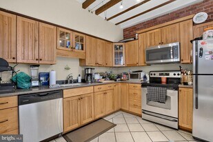 2528 Waverly St in Philadelphia, PA - Building Photo