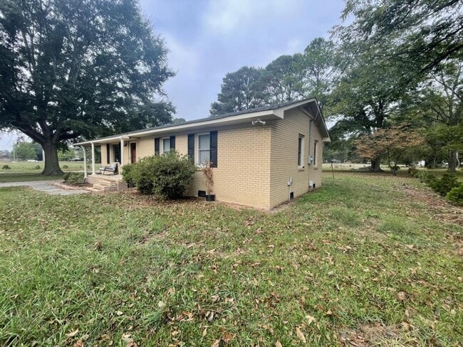 305 Gough St in Pembroke, NC - Foto de edificio - Building Photo