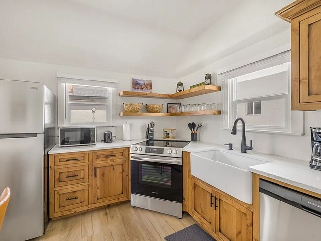 property at 411-417 E Halliday St