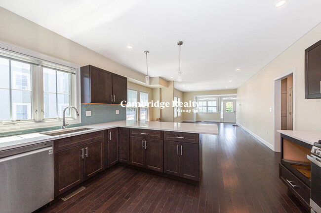 120 Jerome St, Unit T in Medford, MA - Foto de edificio - Building Photo