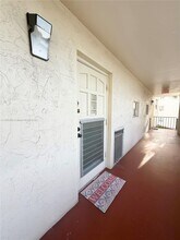 9820 S Hollybrook Lake Dr in Pembroke Pines, FL - Building Photo - Building Photo