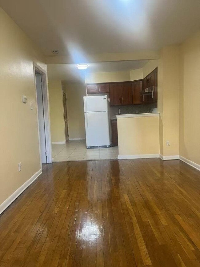 58-11 74th St in Queens, NY - Building Photo - Building Photo