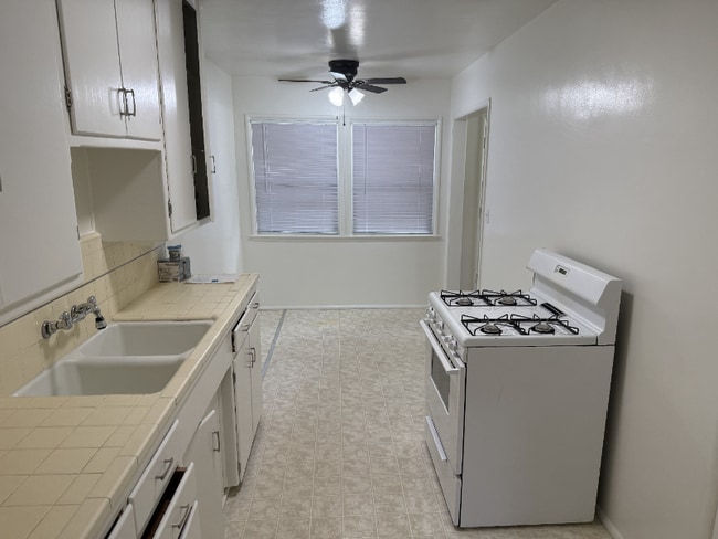 2438 E Washington Blvd, Unit 2438 in Pasadena, CA - Foto de edificio - Building Photo