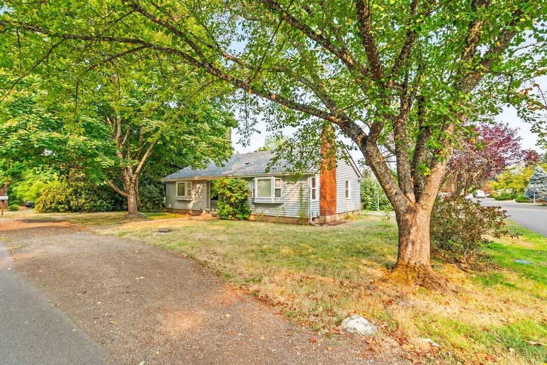305 Knoop Ln in Eugene, OR - Building Photo