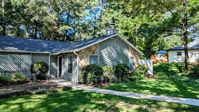 1050 Mathews Ct in Smyrna, GA - Building Photo - Building Photo
