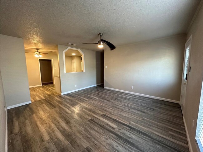 6204 Dove Springs Cir in Austin, TX - Foto de edificio - Building Photo