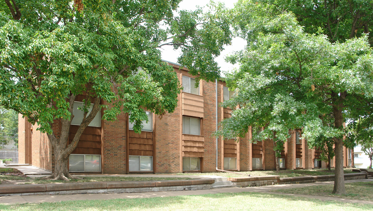 Capitol Suites in Topeka, KS - Foto de edificio