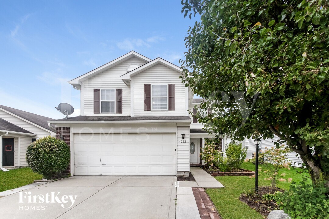 4252 Village Trace Dr in Indianapolis, IN - Foto de edificio