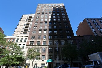 215 E 72nd St in New York, NY - Building Photo - Building Photo